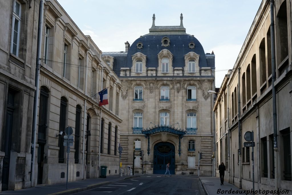 Inauguré en1909, ce bâtiment fut construit à la demande des représentants de la Chambre de Commerce et de la Société Industrielle de l'Est.