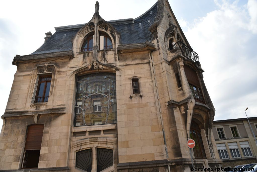 Construit entre 1903 et 1905 pour l'imprimeur Albert Bergeret, les murs accueillent aujourd’hui des services de l'Université de Lorraine.