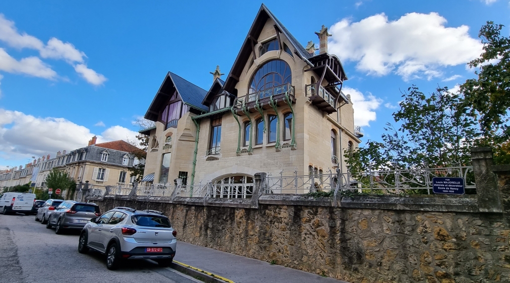 Artiste et industriel, Louis Majorelle avec son frère Jules possède des ateliers d'ébénisterie. Il fera construire cette villa proche des ses ateliers.