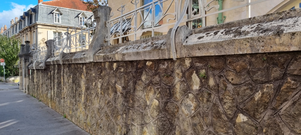 Le mur d'enceinte était à l'origine bien plus éloigné qu'aujourd'hui entourant un immense parc arboré.