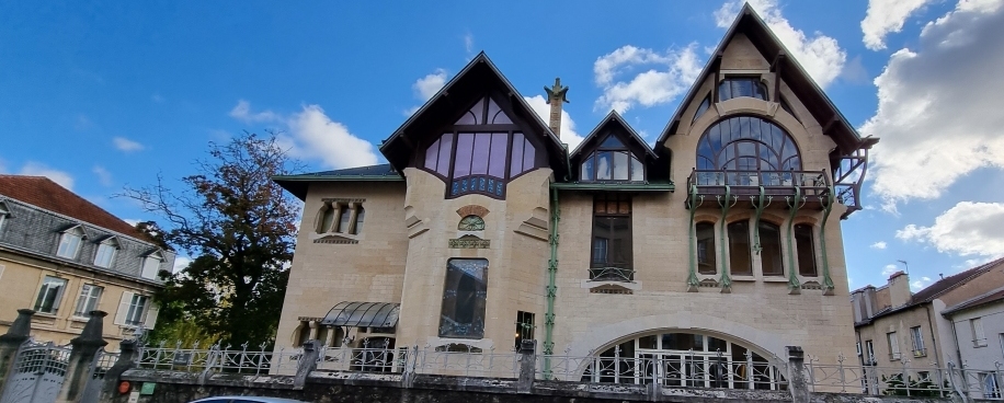 La villa est en trois parties. À gauche les services puis la cage d'escalier et les pièces à vivre à droite.