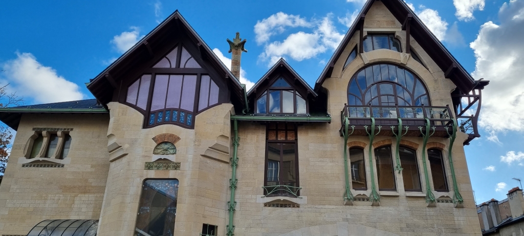 La maison simple dans sa conception est équipée de tout le confort moderne : électricité, calorifère...