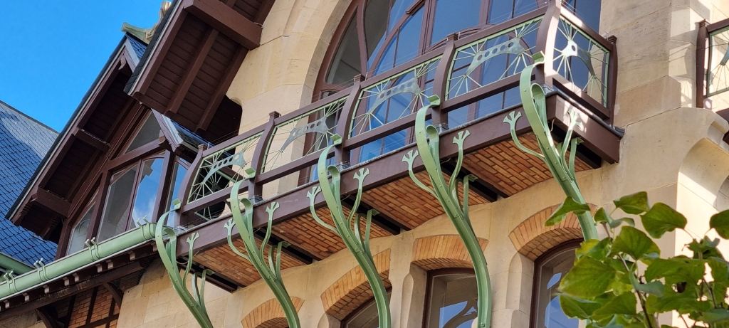 Ferronnerie, bois, briquette pour décorer ce balcon où la végétation semble envahir le lieu.