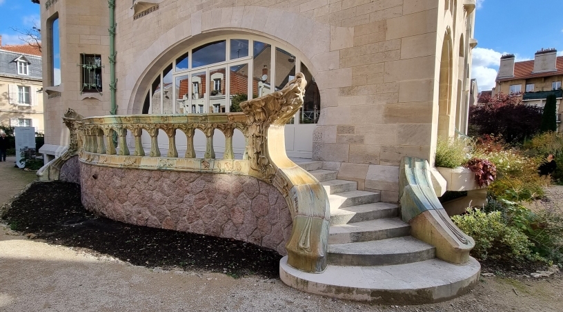 Somptueux escalier amenant à la terrasse qui est exposée au Nord, une maladresse du jeune l'architecte Henri Sauvage qui réalise ici sa première œuvre.