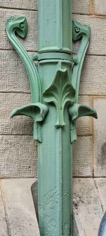 Les descentes d'eau, les ferronneries, les garde-corps des balcons ont retrouvé leur couleur d'origine "vert d'eau" après restauration.