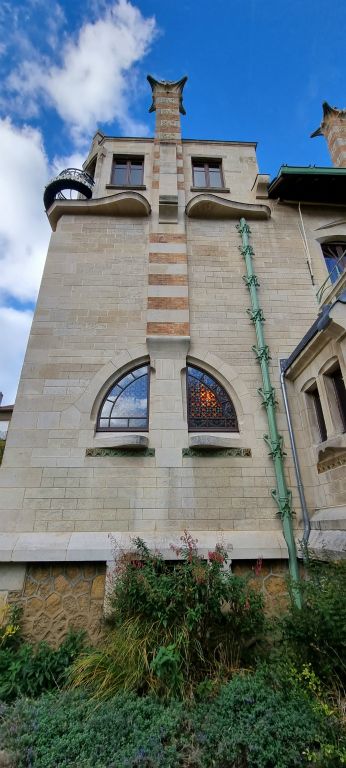 Le long conduit de cheminée du salon est  harmonieusement décoré.