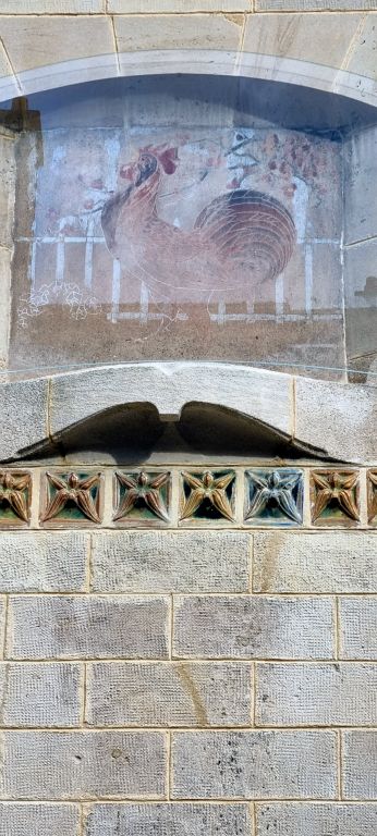 Seul panneau décoratif  extérieur évoquant la faune souligné par des carreaux de grès flammé.