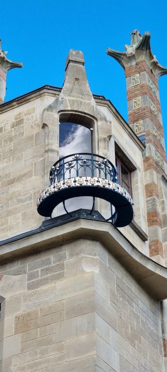 Il possède un décor stylisé de chardons. Il est d'un style Art Déco donc contemporain à la villa qui fut en partie bombardée en 1916. 