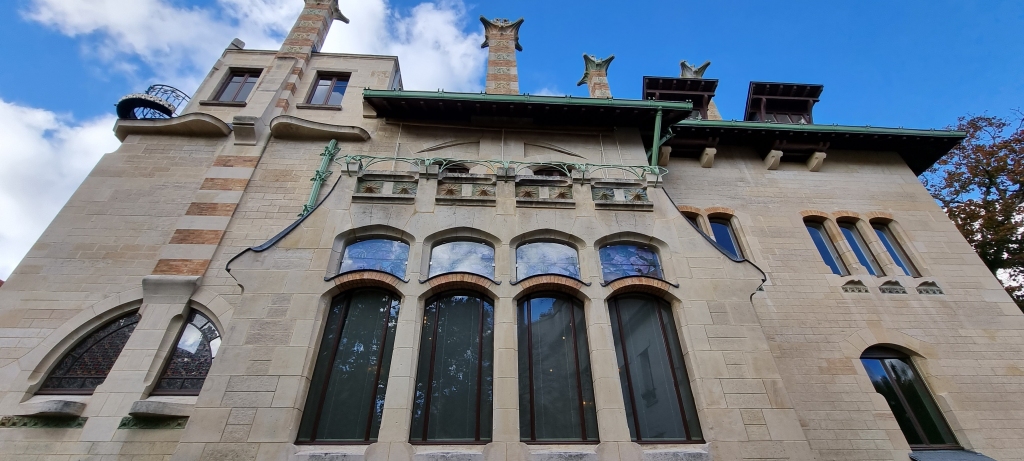 À l'arrière de la maison, un bow-window est percé de baies vitrées qui éclairent la salle à manger. 