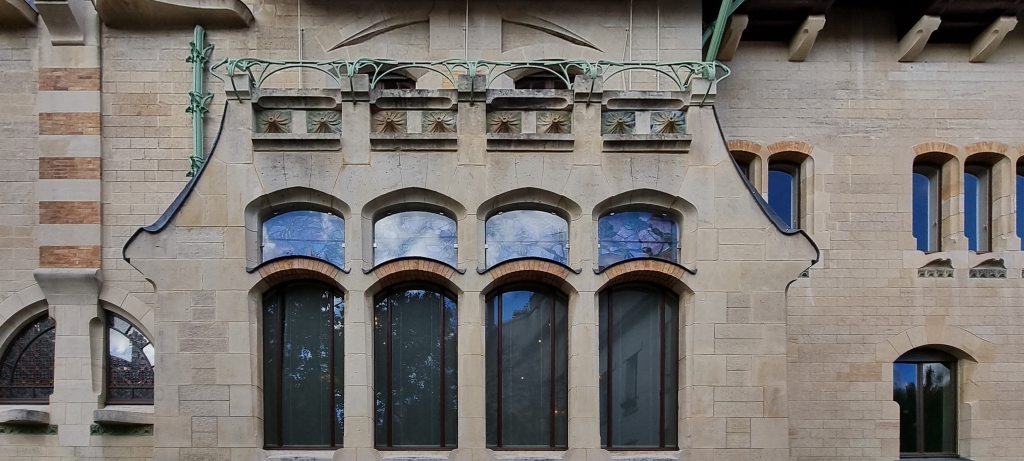 Le bow-window agrandit aussi la terrasse de la chambre à coucher du couple au premier étage.