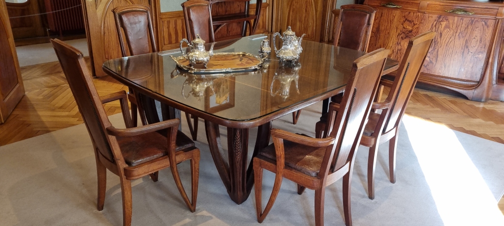 Grande table avec l'épi de blé comme motif sur les pieds, 