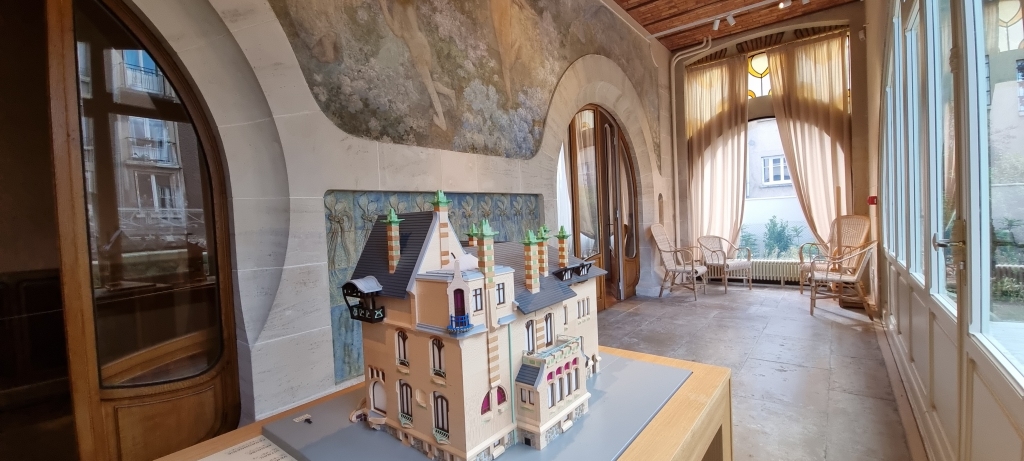 Le décor est propice à la rêverie. On y  a ajouté une maquette de la villa.