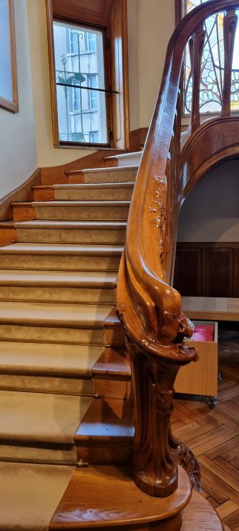 Un escalier aux formes courbes nous conduit aux deux étages de la villa.