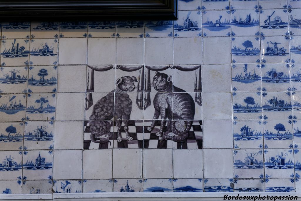 Cuisine entièrement tapissée de carreaux décorés jadis de motifs divers au bleu de cobalt, comme à Delft.