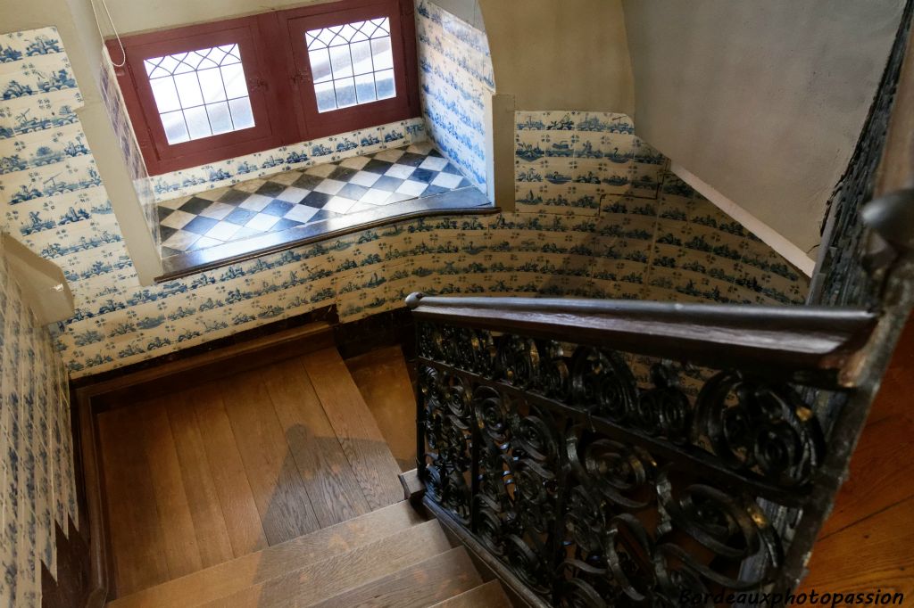 Un superbe escalier (bois nobles, fer forgé, carreaux) conduit à l’étage. 