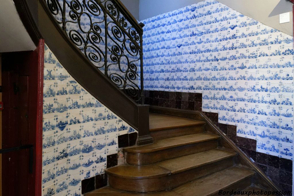 Un superbe escalier (bois nobles, fer forgé, carreaux) conduit à l’étage. 