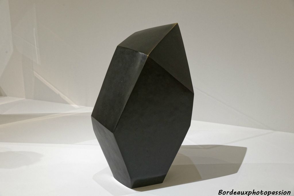 Le cube, 1934-1935, bronze. Objet plein et opaque dont Giacometti a dit plus tard qu'il représentait une tête.