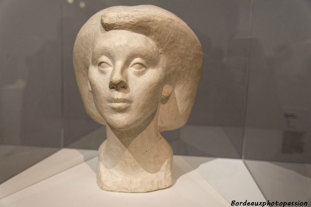 Tête d'Isabel (l'Égyptienne) 1936, plâtre. Isabel est une étudiante anglaise qu'Alberto avait rencontrée l'année précédente. Rappelle le buste de Néfertiti.