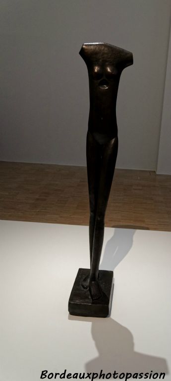 Femme qui marche 1932 (version de 1936) bronze, œuvre d'inspiration antique.