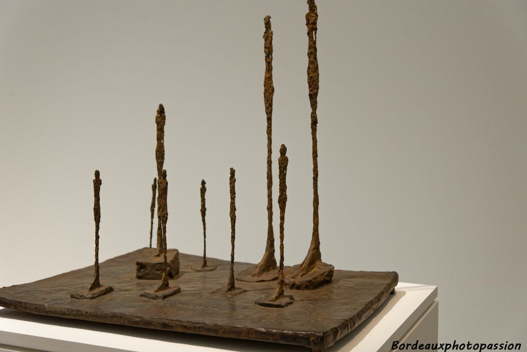 La clairière, bronze patiné, 1950, ensemble de femmes debout de différentes tailles comme si une certaine distance les séparait.