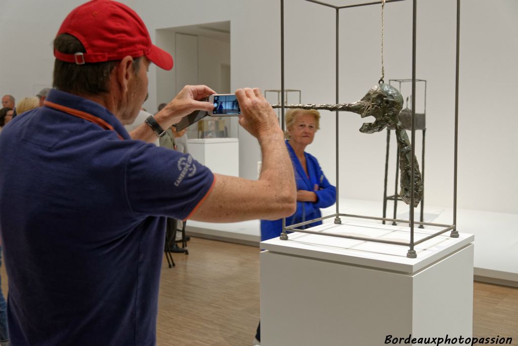 Le Nez fait partie d'une série "emprisonnée" (emprisoNEZ ?) de sculptures dans une cage à la fois ouverte et fermée.