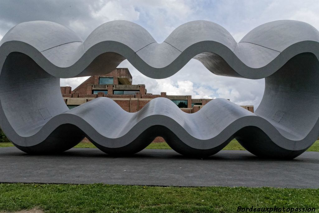 Près de l'entrée, une œuvre de Richard Deacon "Entre fiction et réalité", 1992