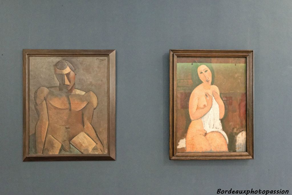 À gauche, Picasso, Homme nu assis, 1908-1909, à droite Amedeo Modigliani, nu à la chemise 1917