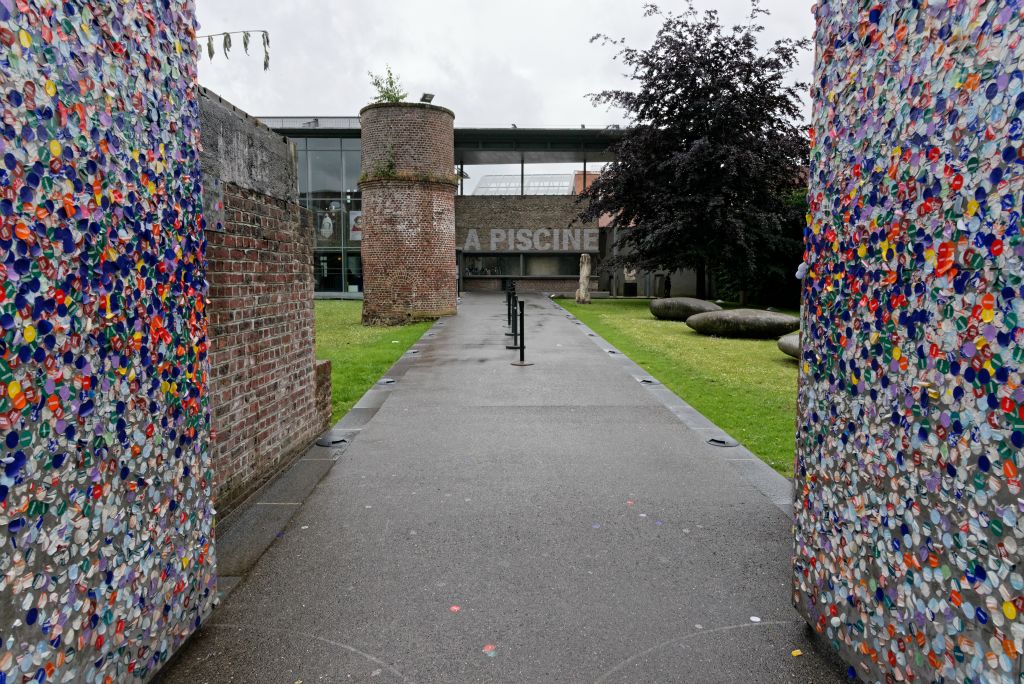 Bienvenue à La Piscine – Musée d’art et d’industrie André Diligent, qui a ouvert ses portes en  2001. Elle  est implantée sur le site de l’ancienne piscine Art Déco.