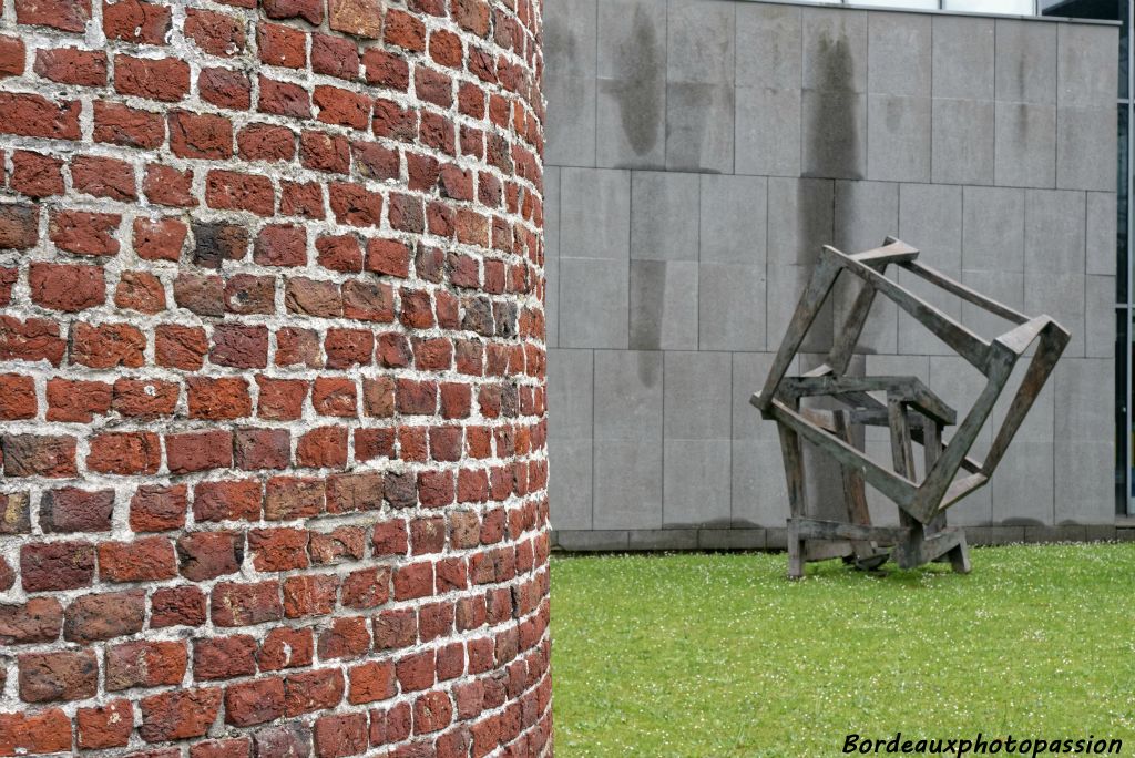 Dans le jardin Thérèse Constans, une œuvre de l'artiste américain Jedd Novatt datant de 2008.