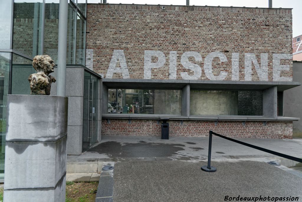 La Piscine Art Déco était entourée de bâtiments industriels qui serviront à son agrandissement.