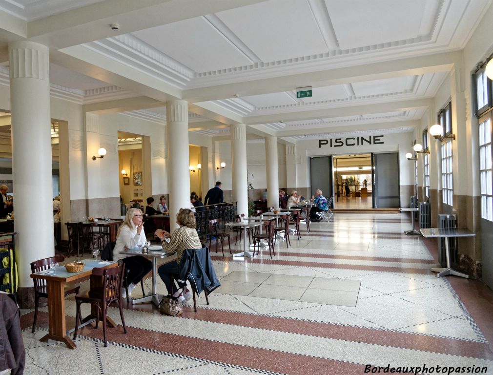 Restaurant des années 30  des murs en passant par le mobilier, on s'y croirait.