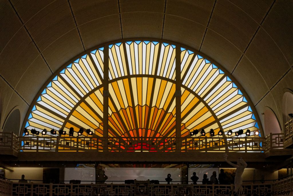 Le bâtiment principal renferme le bassin, éclairé de vitraux qui symbolisent le soleil levant et le soleil couchant.