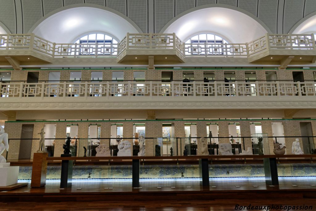 Au premier niveau, les anciennes cabines servent de lieux d'exposition.