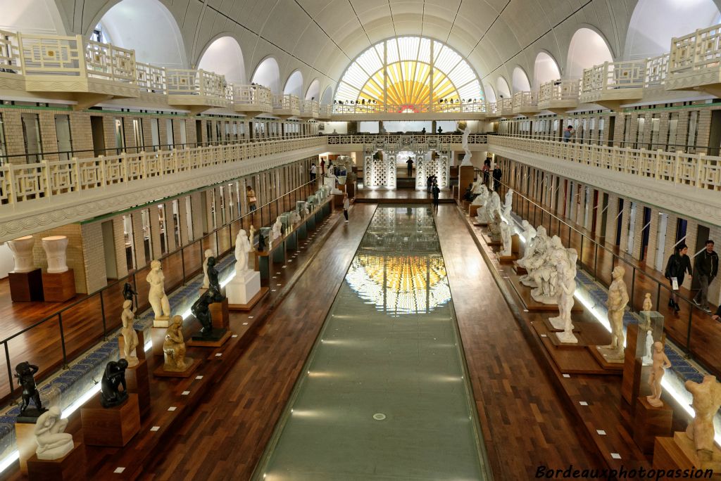 Une vue plus aérienne pour admirer l'ancienne piscine bâtie comme une nef.