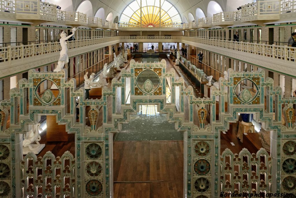 Il s'agit d'un portique en grès émaillé polychrome, imaginé pour l'exposition internationale de Gand. Il est présenté ici dans la perspective de la grande nef.