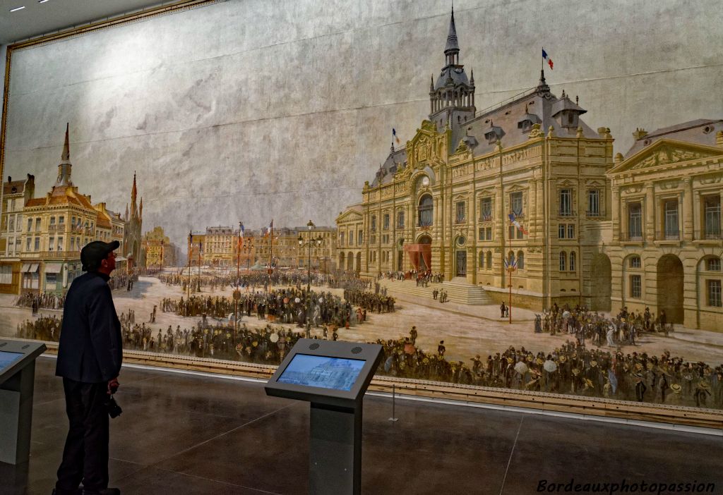 La scène représentée ici est l'inauguration du somptueux hôtel-de-ville bâti en 1911 par le grand architecte Victor Laloux à l’apogée de la réussite industrielle de Roubaix.