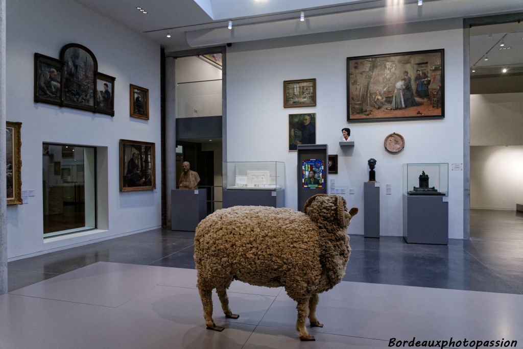 Roubaix a dû sa richesse aux filatures de coton et de laine d'où la présence de ce beau mouton à la riche toison.