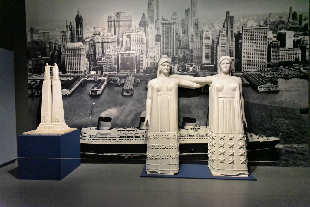 Maquette d'un projet de monument à l'amitié franco-américaine (projet non réalisé) 1945-1947 La France et les États-Unis se tenant par les épaules. Carlo Sarrabezolles (1888-1971)
