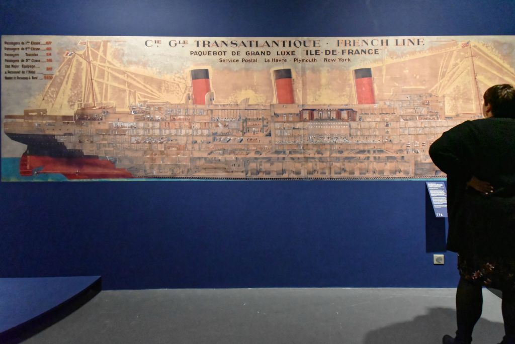 Le paquebot Ile-de-France mis en service en 1927 innove en apportant une décoration intérieure entièrement Art déco. Ce style sera repris sur l'Atlantique et le Normandie.