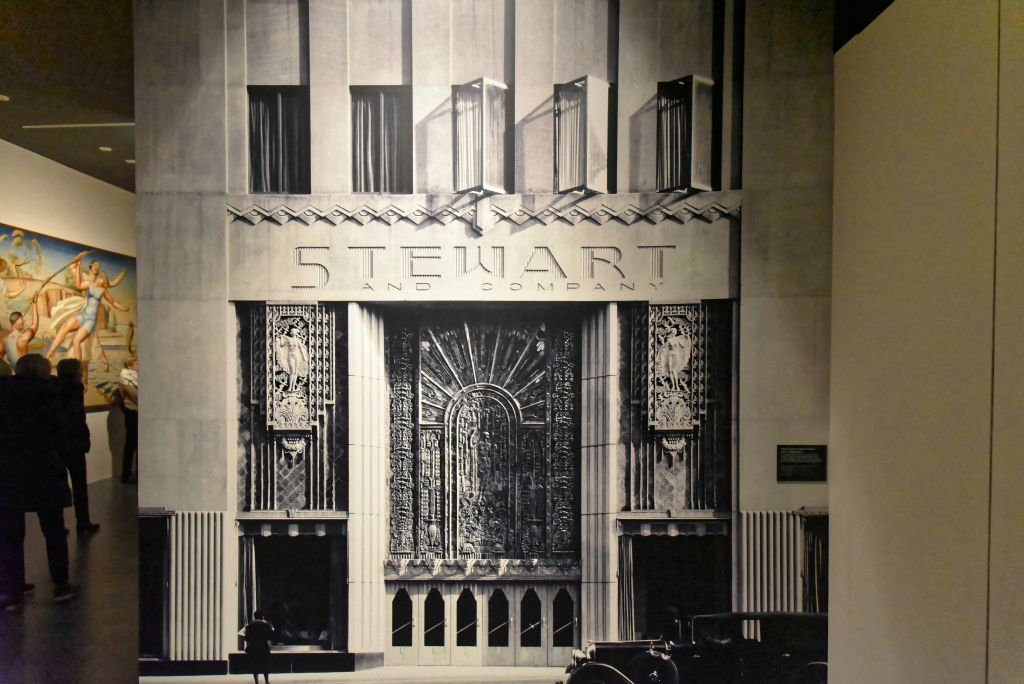 Les grands magasins américains se modernisent et font souvent appel à de jeunes designers français ou américains : Jacques Carlu, Raymond Loewy ou Donald Deskey.