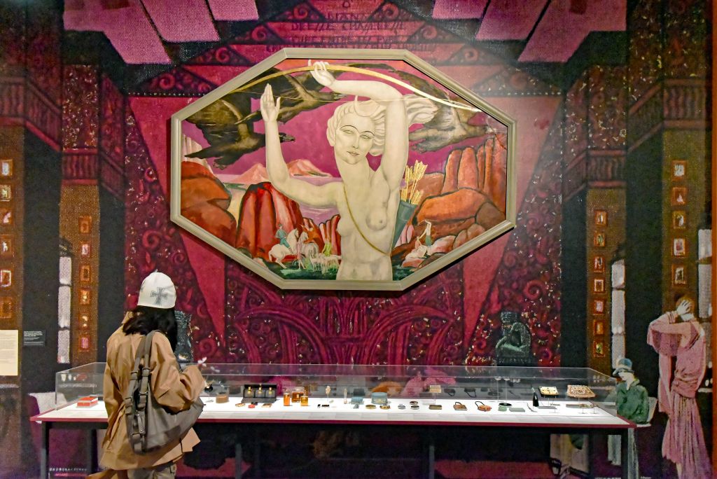 Diane chasseresse huile sur panneau par Anne Carlu épouse de l'architecte Jacques Carlu. Elle a travaillé aux décors des chantiers de son mari.