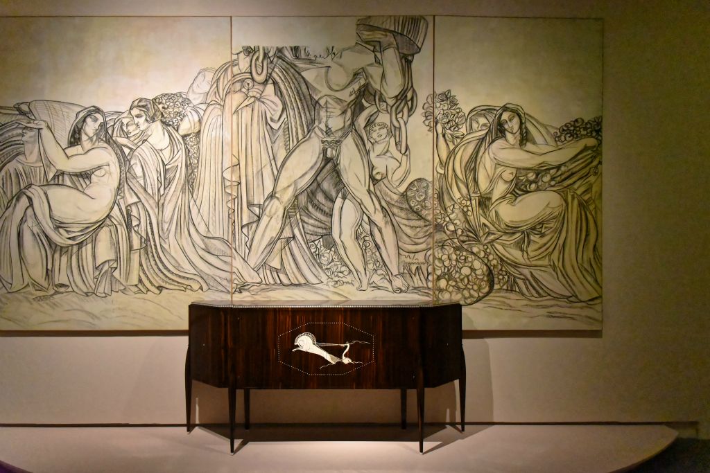 Commode au char ou Meuble au char Jacques-Émile Ruhlmann ébène vers 1930. Conçu en 1917, il reçoit un décor d'ivoire dont ce char d'Apollon dessiné par Maurice Picaud.