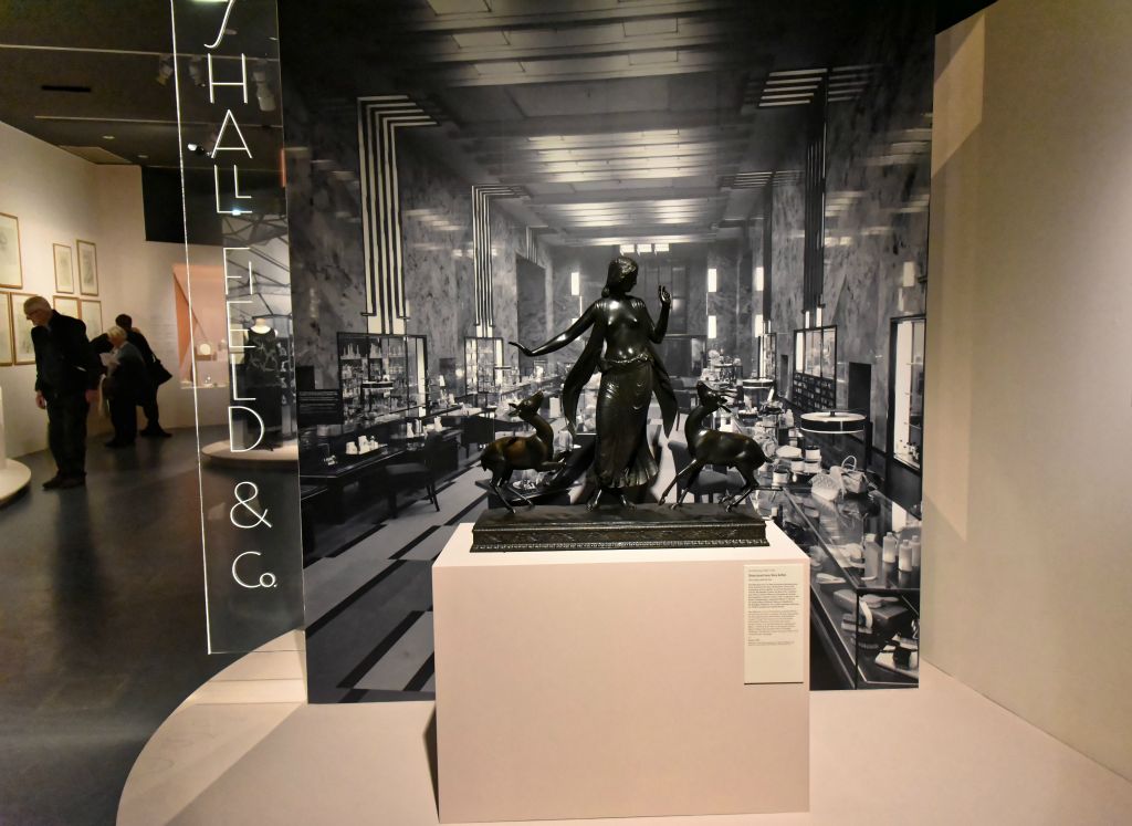 Paul Manship (1885-1966) Diane jouant avec deux biches. Manship est l'un des principaux représentatnts de la sculpture Art déco américaine. La Diane aux biches révèle l'influence française de l'artiste qui possède un atelier à Paris.