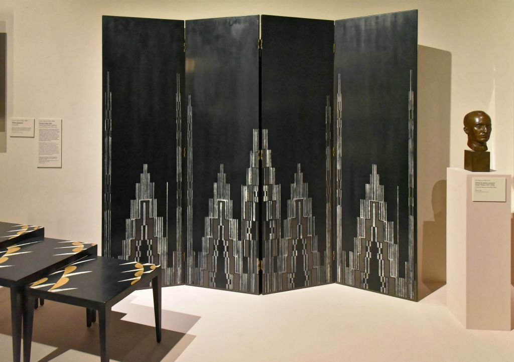 Gaston Suisse Paravent New York C'est un des laqueurs les plus talentueux de la période.  Il se démarque des œuvres de son ami Paul Jouve. Il réalise des décors géométriques très libres ou suggérant des architectures.