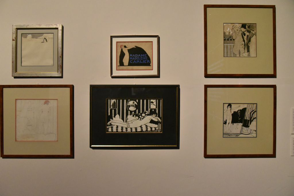 Au cinéma, c'est le dessinateur Paul Iribe qui amène la modernité Art  déco dans le cinéma avec Cecil B.  Demile. 