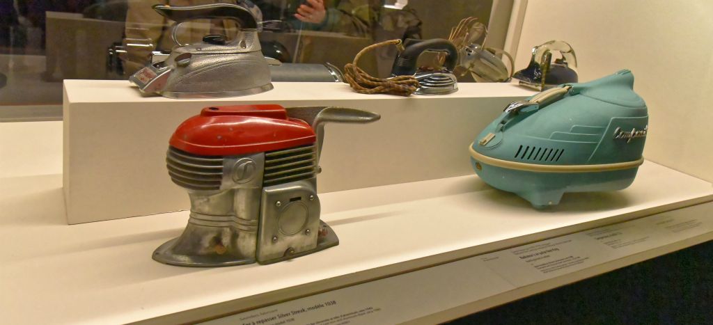 Le streamline désigne un mouvement de design américain des années 1930 inspiré de l'aérodynamisme de la goutte d'eau. Ici deux fers à repasser, modèle Stean-O-Matic.