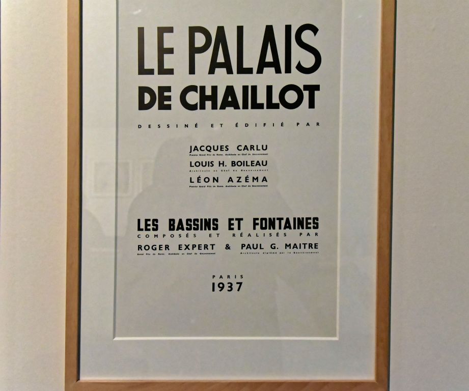 C'est l'architecte Jacques Carlu qui fut chargé de la construction du palais de Chaillot avec Louis H. Boileau et Léon Azéma. Roger-Henri Expert dessina  les bassins et les fontaines au pied du palais.