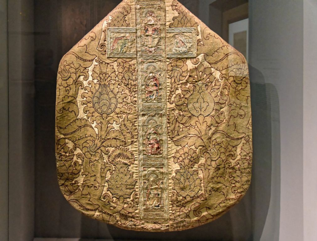 L'atelier de Botticelli est polyvalent. Sa formation d'orfèvre rend ses dessins transposables dans des technique diverses. Ici une chasuble de velours de soie brocardé.