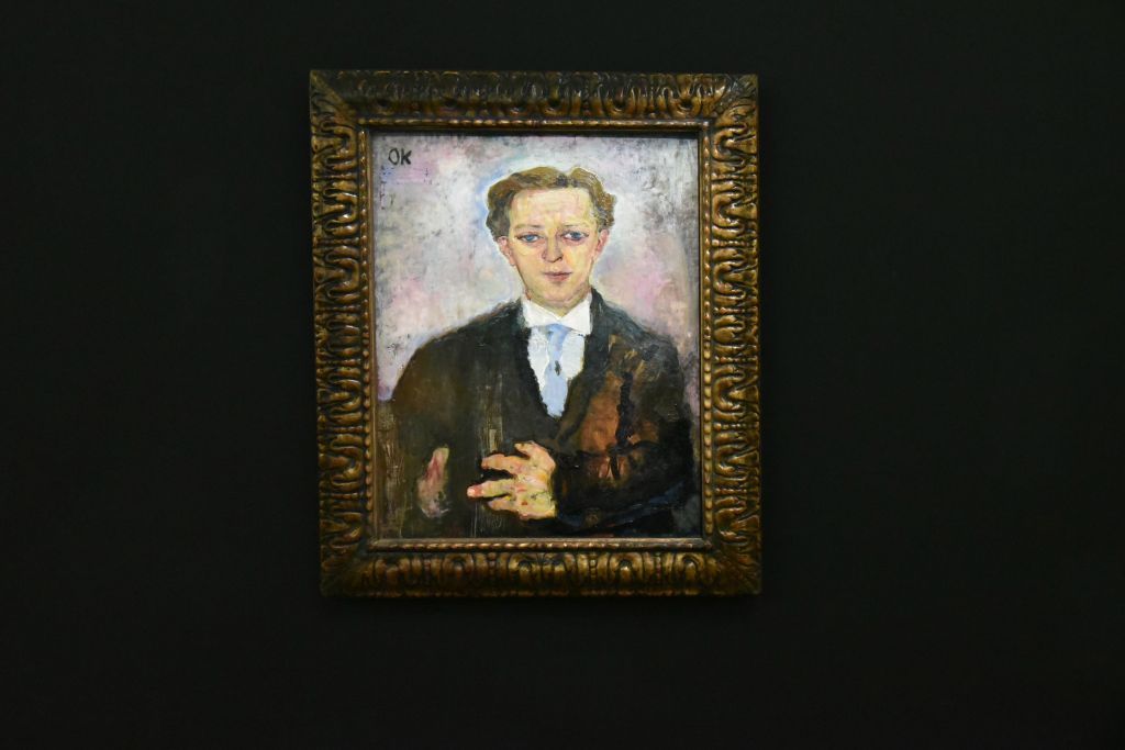 Certains murs de l'exposition sont peints en noir, rappelant que le peintre peignait lui aussi son atelier en noir pour appréhender le contrastes des couleurs.