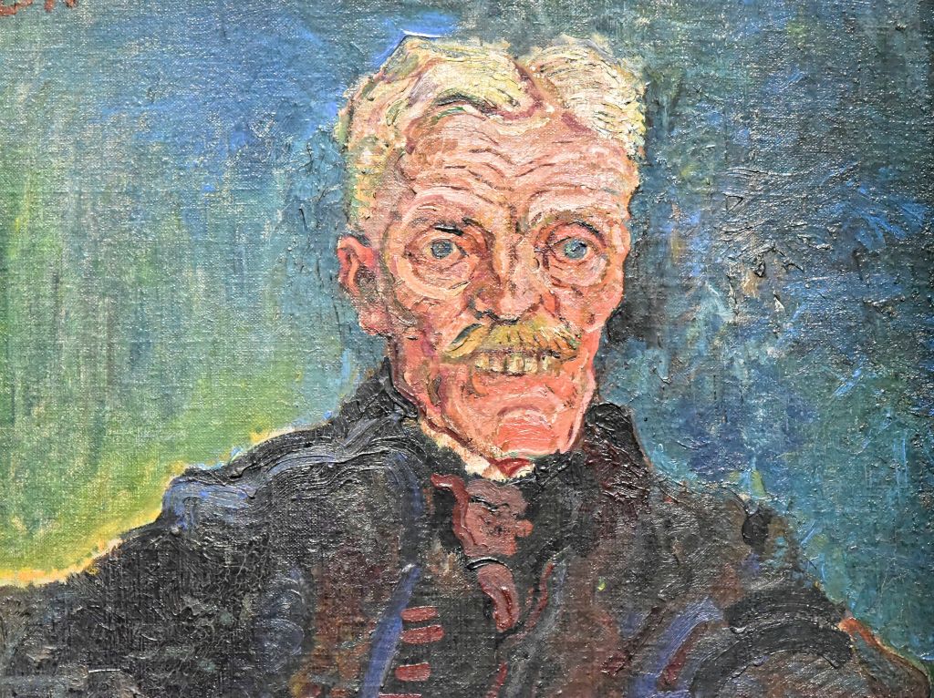 Ses fausses dents et sa bouche empâtée attire la critique du public qui considère le portrait comme une caricature.